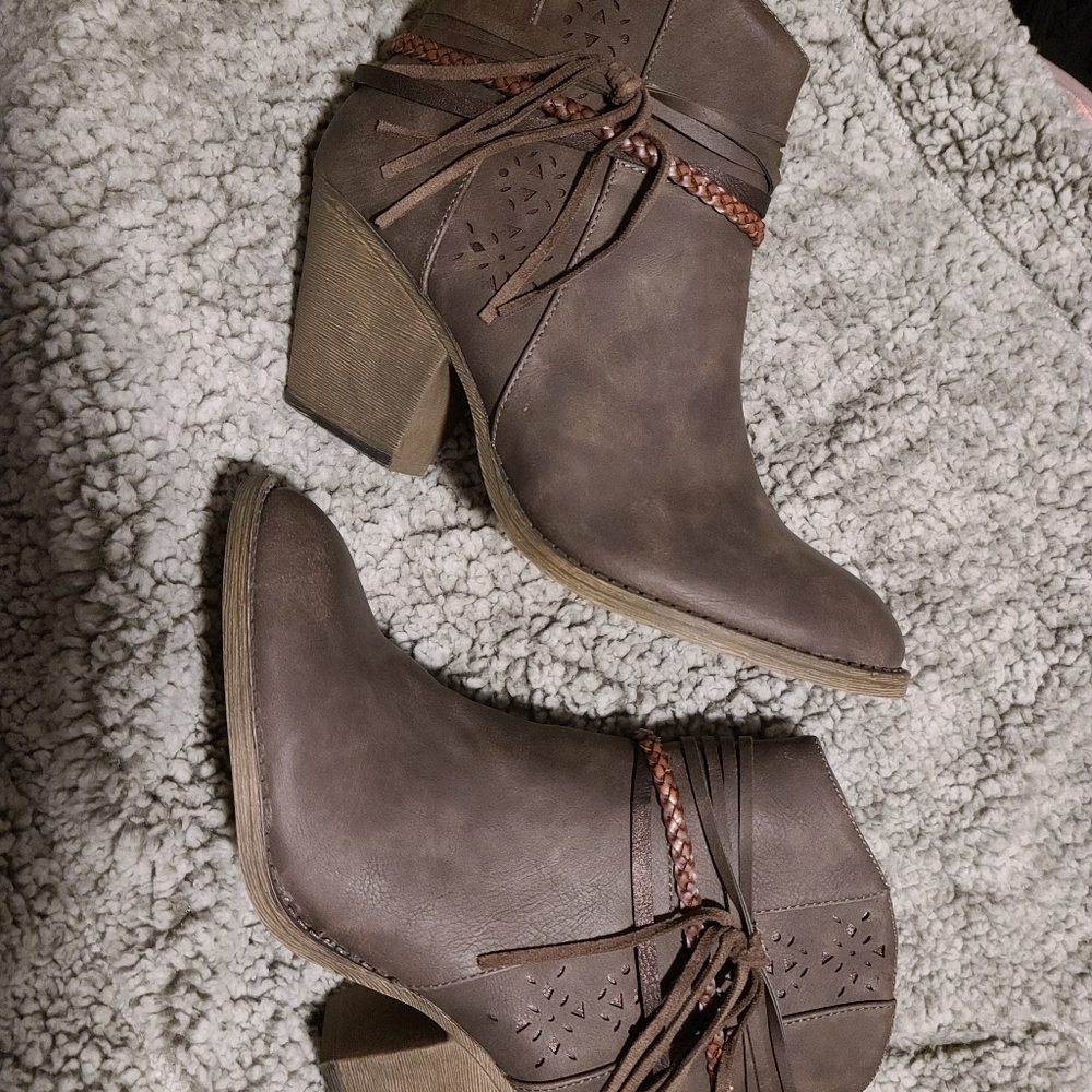 Maurices Brown heeled bootie with zipper, size 9.5, New, never worn